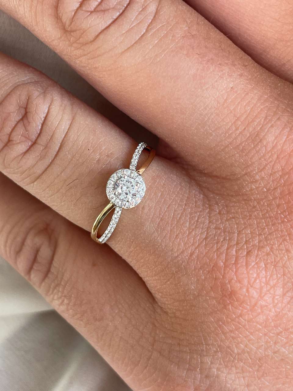 Anillo KUGALIN en oro amarillo y blanco de 9 ktes con circonitas