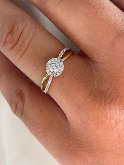 Anillo KUGALIN en oro amarillo y blanco de 9 ktes con circonitas