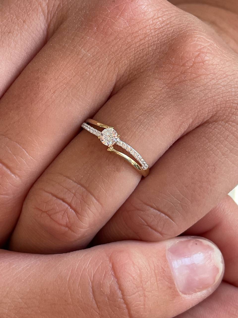 Anillo MAPUTO en oro amarillo y blanco de 9 ktes con circonitas