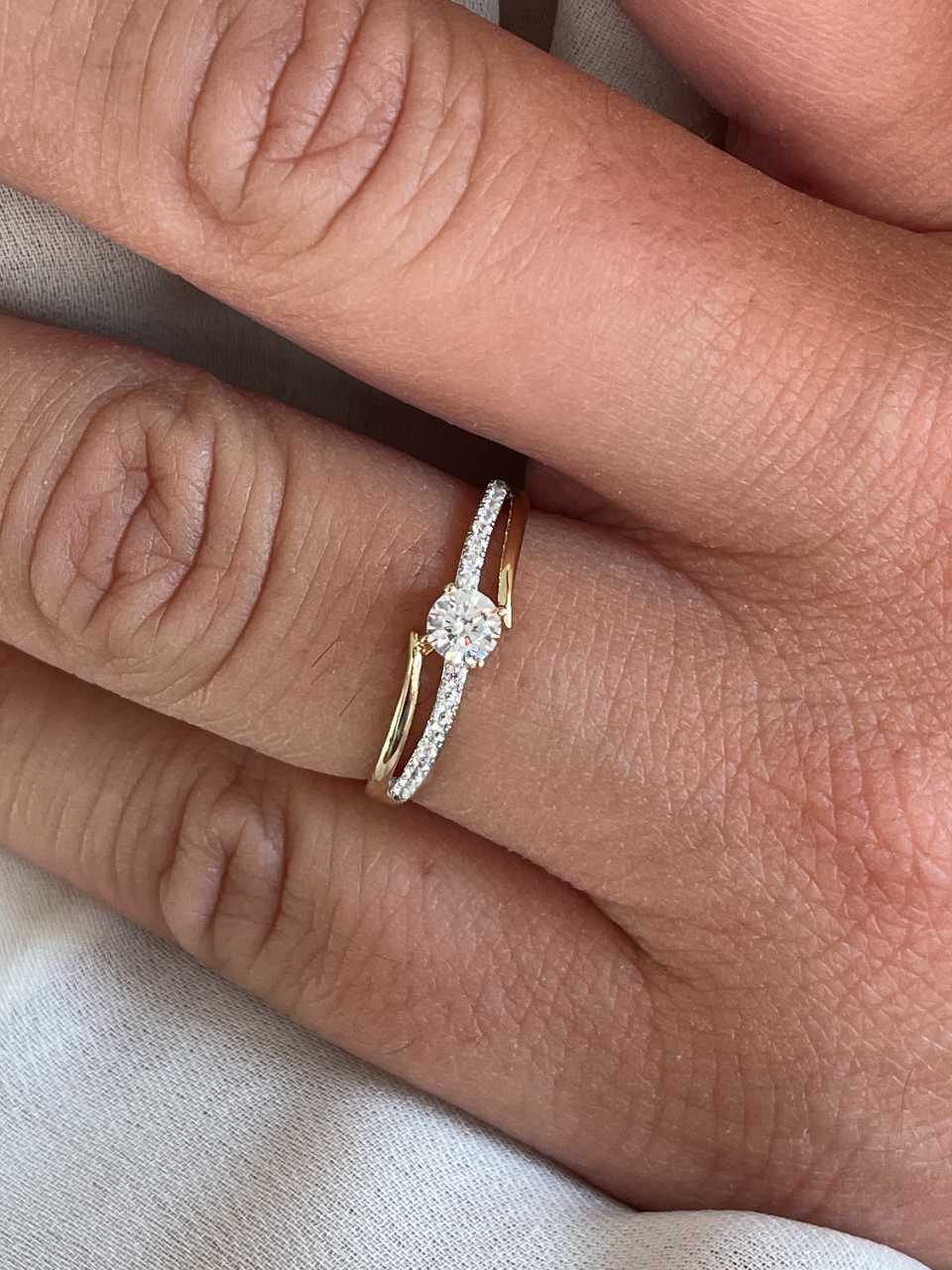Anillo MAPUTO en oro amarillo y blanco de 9 ktes con circonitas