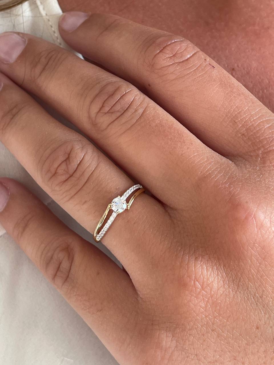 Anillo MAPUTO en oro amarillo y blanco de 9 ktes con circonitas