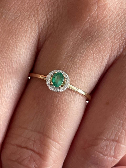 Anillo ABUJA con esmeralda y brillantes en oro amarillo y blanco de 14 ktes.
