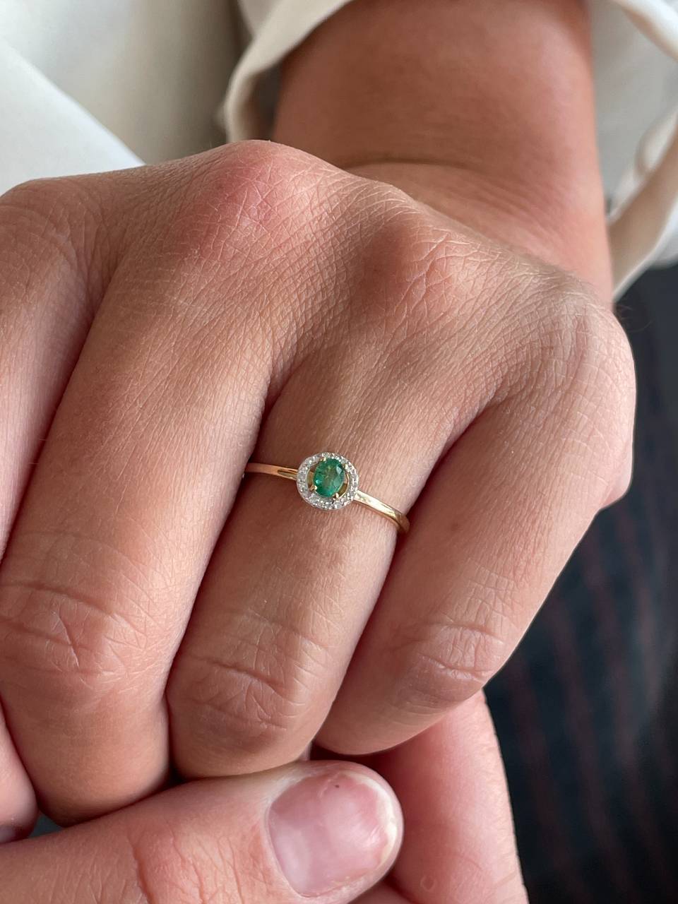 Anillo ABUJA con esmeralda y brillantes en oro amarillo y blanco de 14 ktes.
