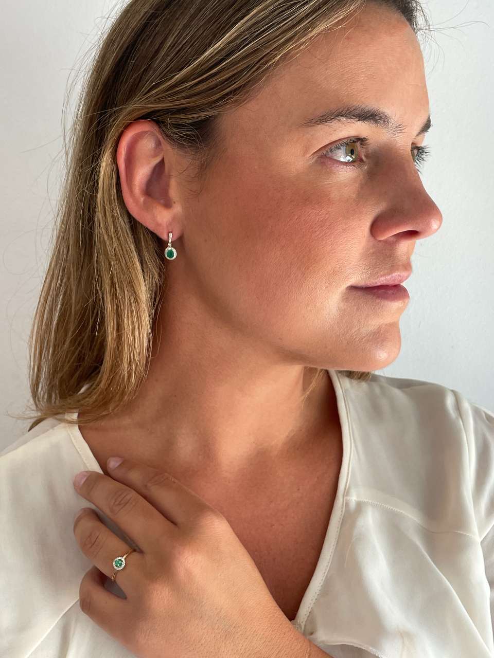 Anillo ABUJA con esmeralda y brillantes en oro amarillo y blanco de 14 ktes.