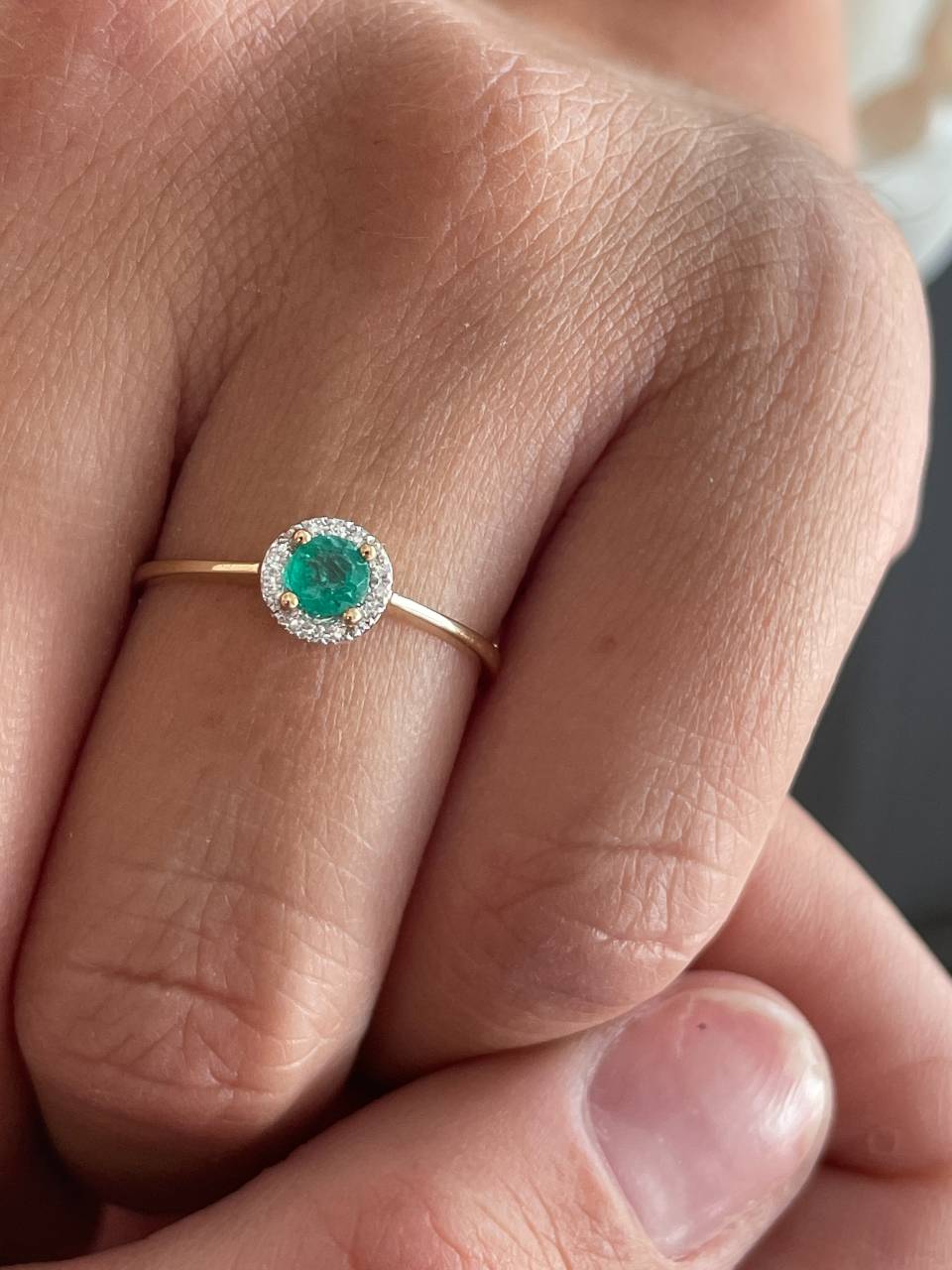 Anillo ACORA con esmeralda y brillantes en oro amarillo y blanco de 14 ktes.