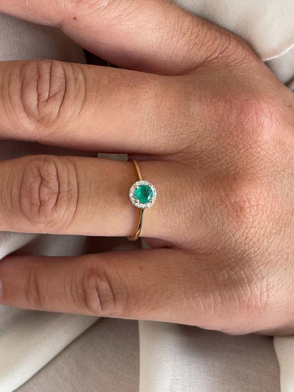Anillo ACORA con esmeralda y brillantes en oro amarillo y blanco de 14 ktes.
