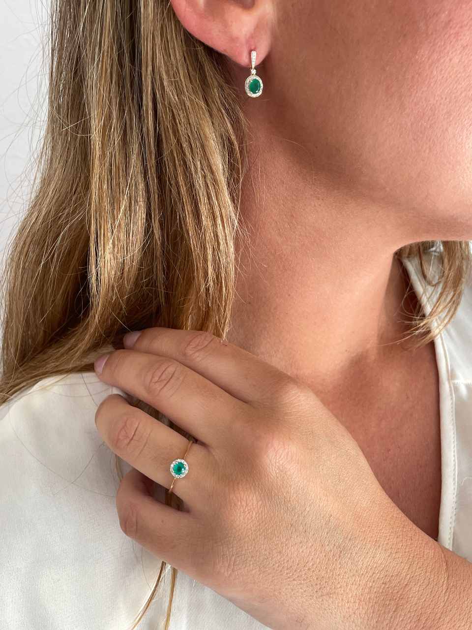 Anillo ACORA con esmeralda y brillantes en oro amarillo y blanco de 14 ktes.