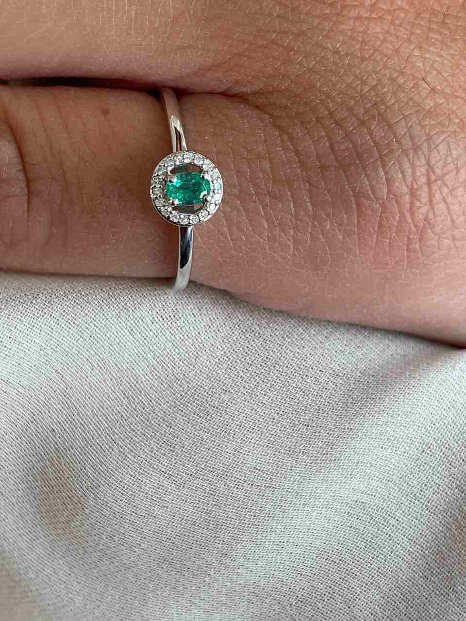 Anillo RAVENA esmeralda o zafiro con brillantes en oro blanco de 14 ktes
