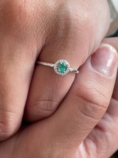 Anillo RAVENA esmeralda o zafiro con brillantes en oro blanco de 14 ktes