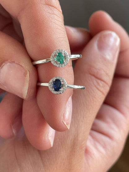 Anillo RAVENA esmeralda o zafiro con brillantes en oro blanco de 14 ktes