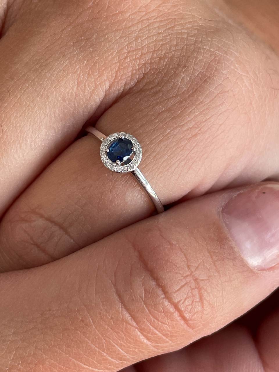 Anillo RAVENA esmeralda o zafiro con brillantes en oro blanco de 14 ktes