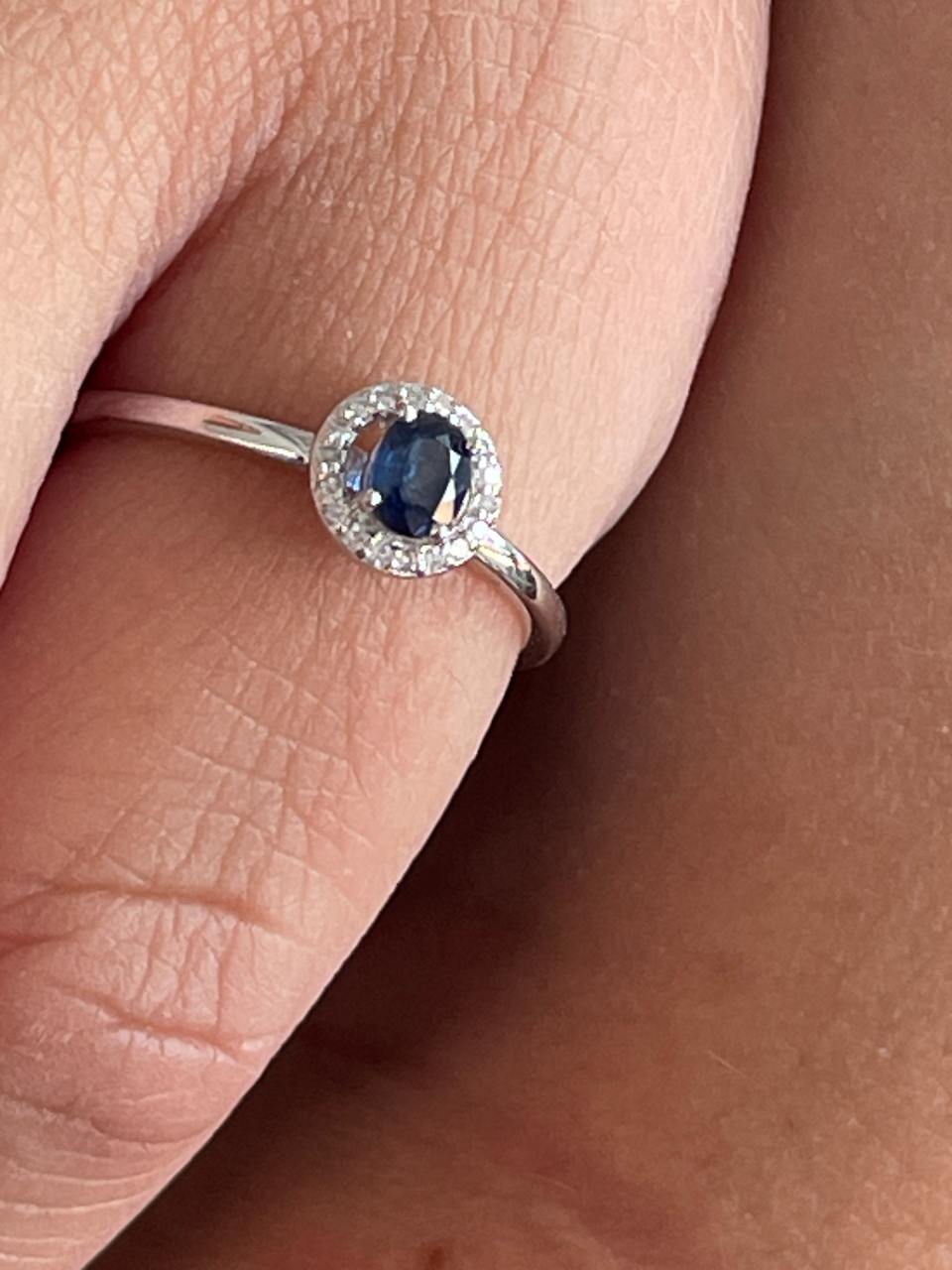 Anillo RAVENA esmeralda o zafiro con brillantes en oro blanco de 14 ktes