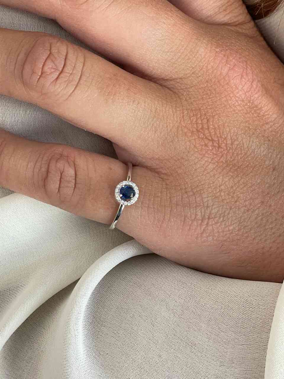 Anillo RAVENA esmeralda o zafiro con brillantes en oro blanco de 14 ktes