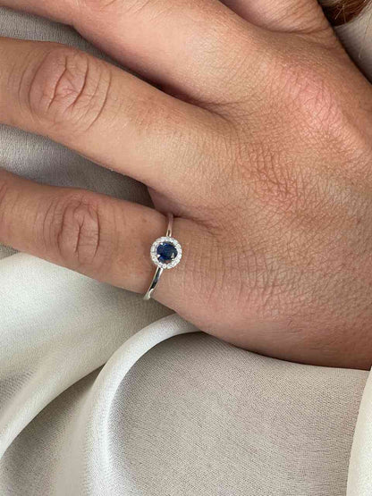 Anillo RAVENA esmeralda o zafiro con brillantes en oro blanco de 14 ktes