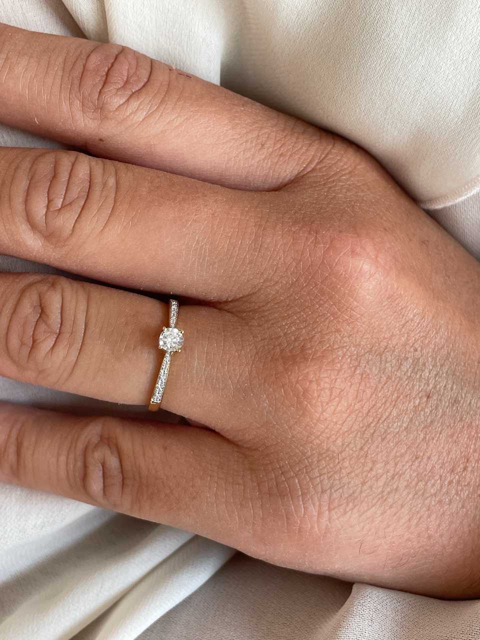 Anillo KAMPALA con brillante en oro amarillo y blanco de 14 ktes.