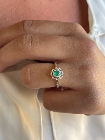 Anillo PARMAR con esmeralda y brillantes en oro amarillo y blanco de 14 ktes.
