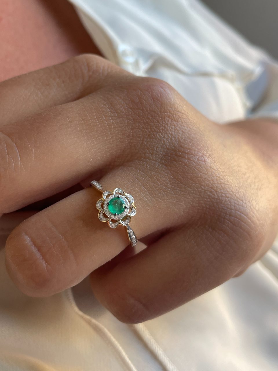 Anillo PARMAR con esmeralda y brillantes en oro amarillo y blanco de 14 ktes.