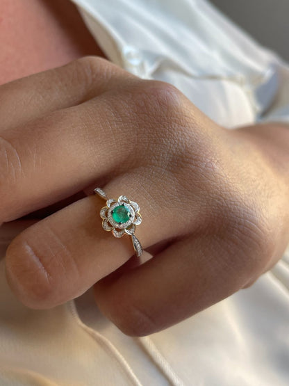 Anillo PARMAR con esmeralda y brillantes en oro amarillo y blanco de 14 ktes.