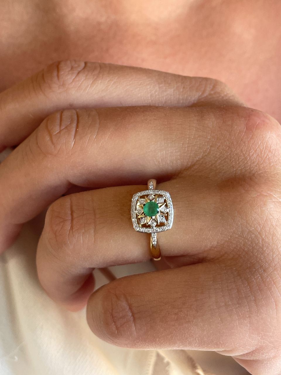 Anillo MIDENA con esmeralda y brillantes en oro amarillo y blanco de 14 ktes.