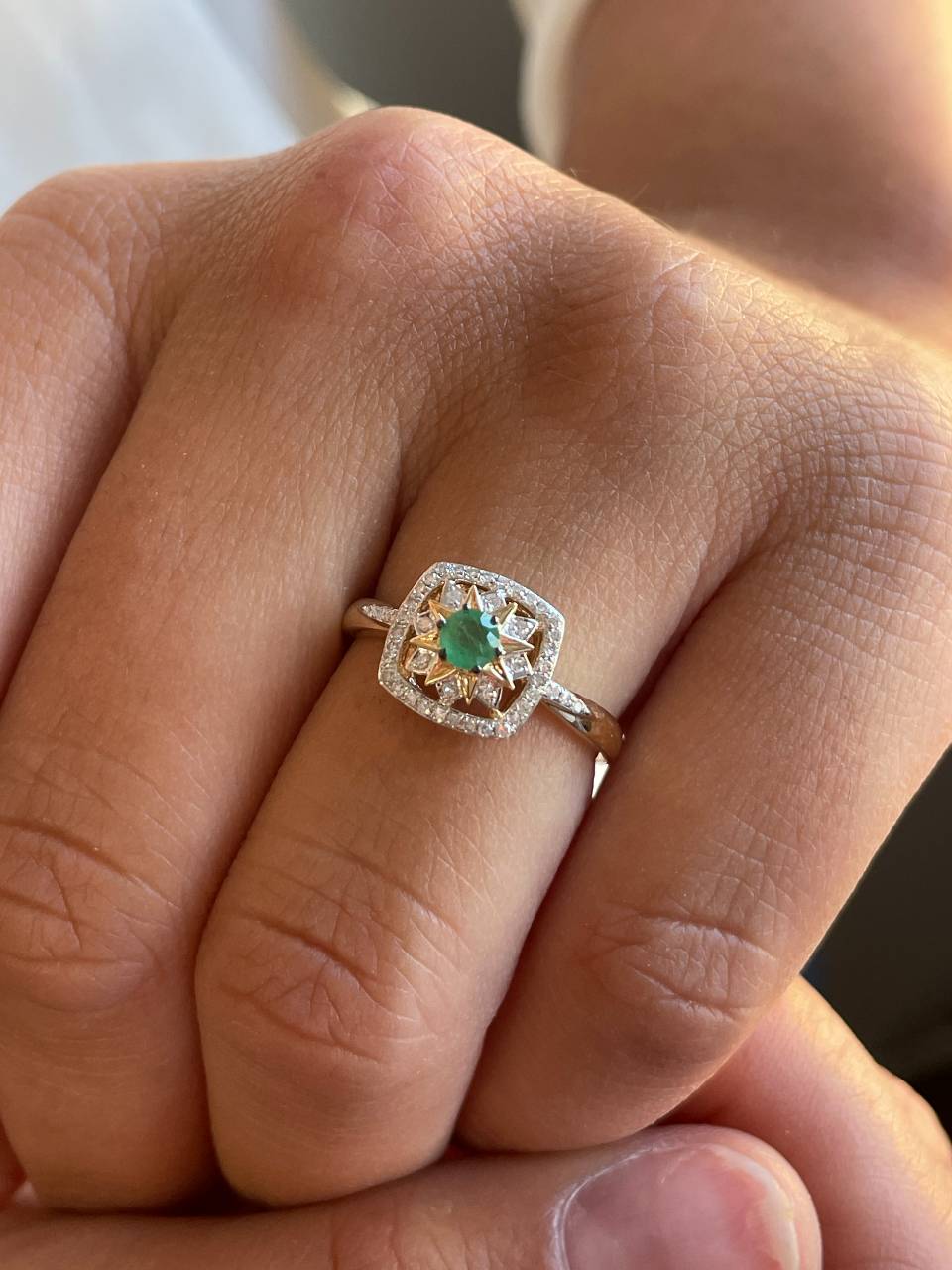 Anillo MIDENA con esmeralda y brillantes en oro amarillo y blanco de 14 ktes.