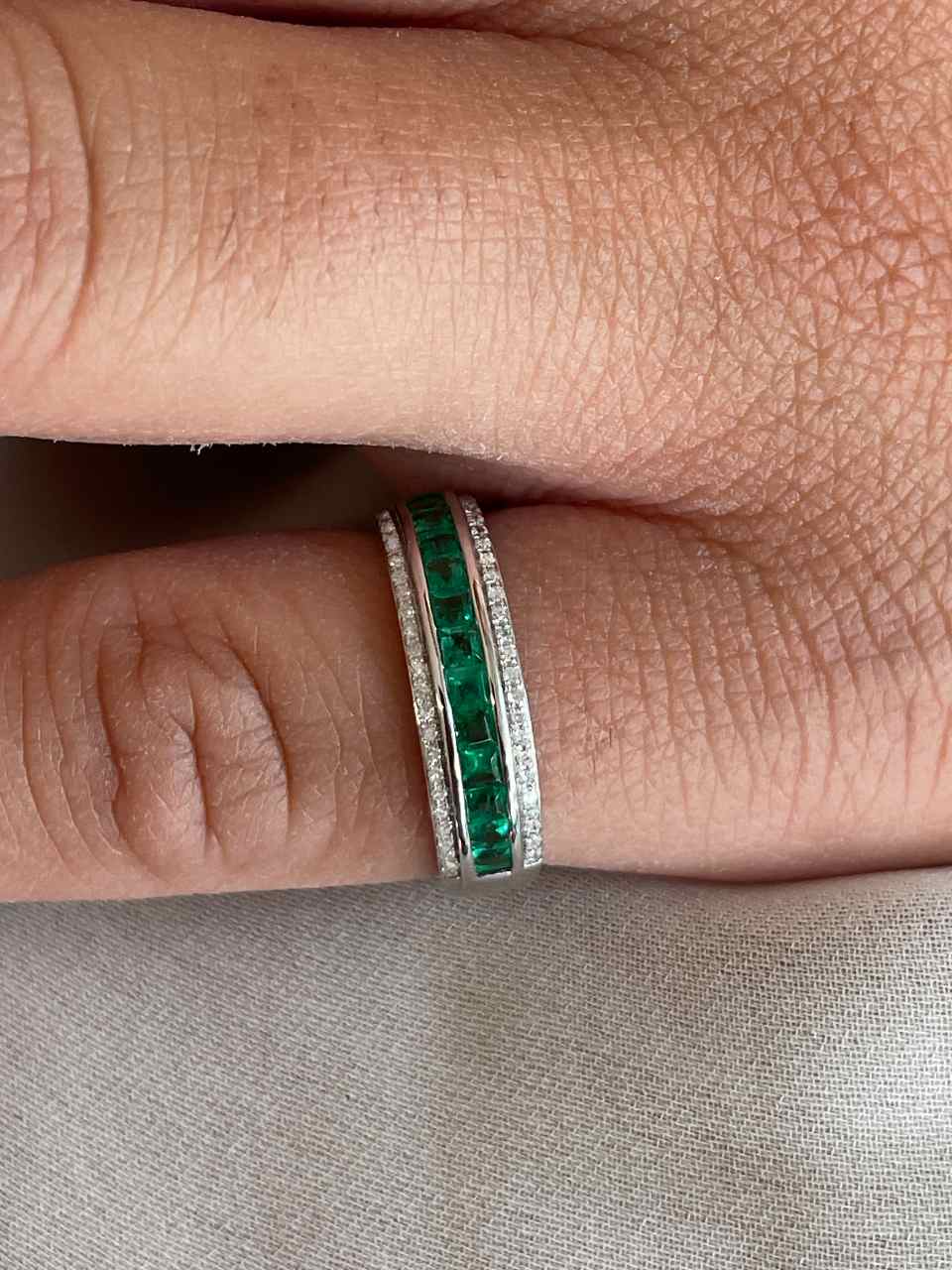 Alianza BRESCA carret de esmeraldas con brillantes en oro blanco de 14 ktes