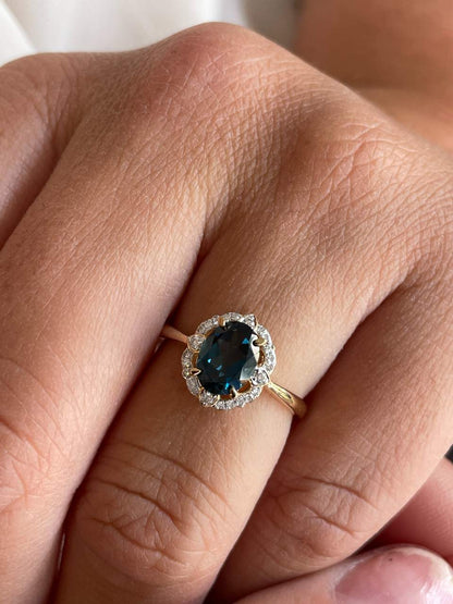 Anillo BAJUN con brillantes en oro amarillo y blanco de 14 ktes y Topacio.