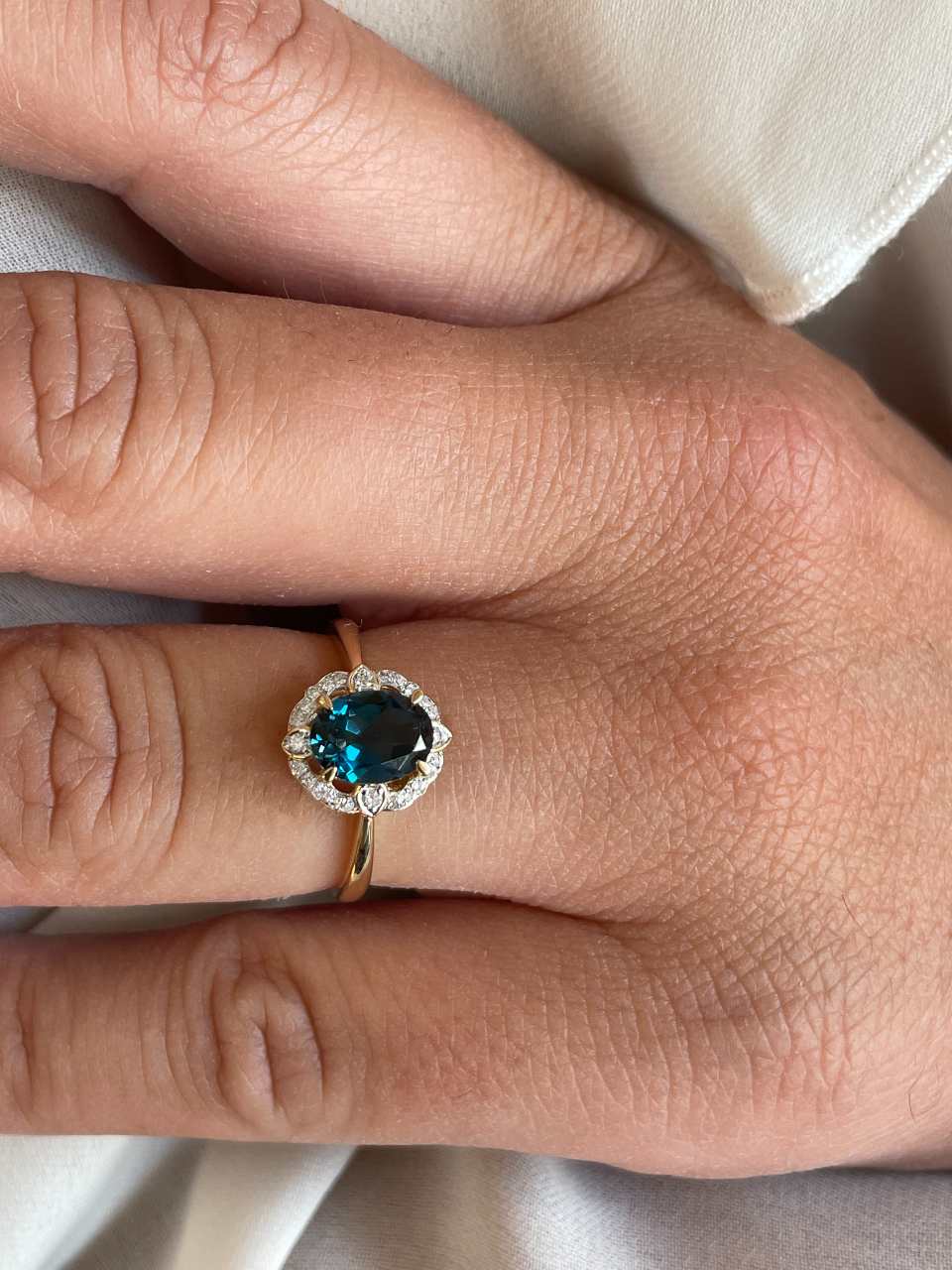 Anillo BAJUN con brillantes en oro amarillo y blanco de 14 ktes y Topacio.