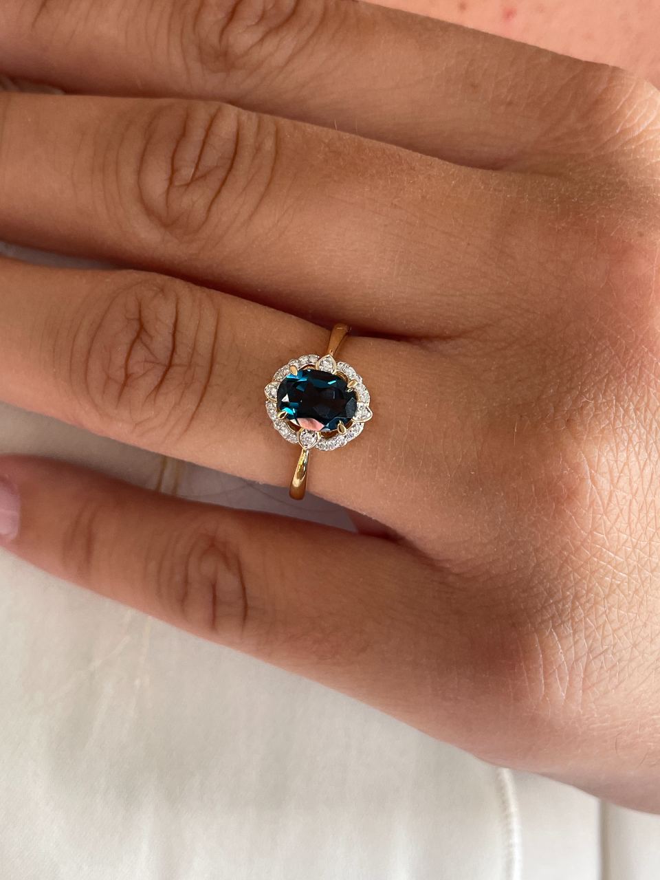 Anillo BAJUN con brillantes en oro amarillo y blanco de 14 ktes y Topacio.