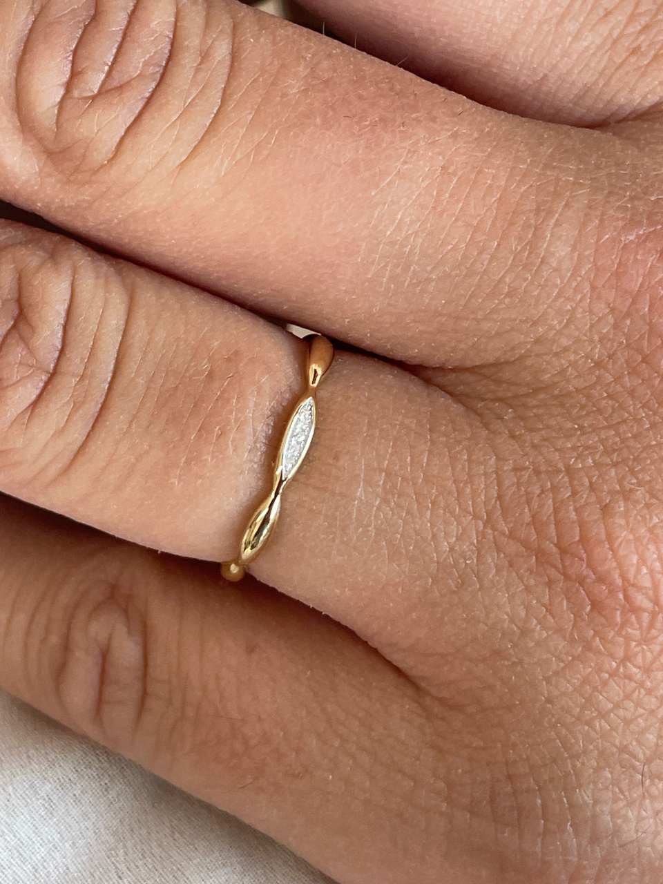 Anillo LUNIO con brillantes en oro amarillo y blanco de 14 ktes.