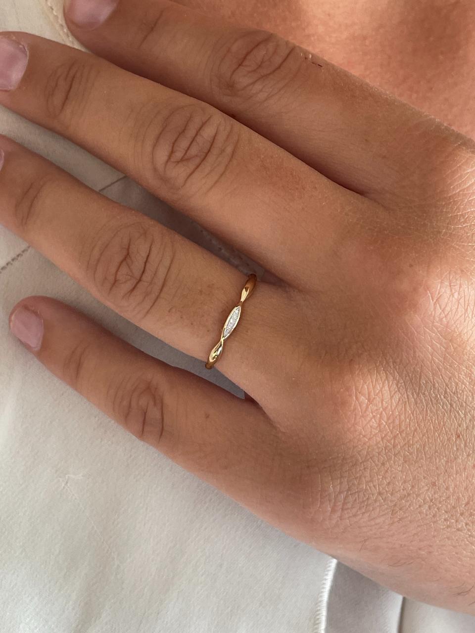Anillo LUNIO con brillantes en oro amarillo y blanco de 14 ktes.