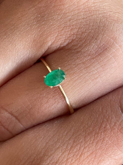 Anillo SOLTI  sencillo de esmeralda en oro amarillo de 14 ktes