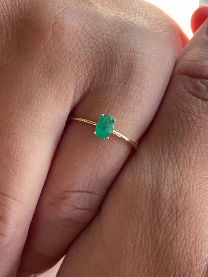 Anillo SOLTI  sencillo de esmeralda en oro amarillo de 14 ktes
