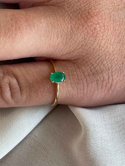 Anillo SOLTI  sencillo de esmeralda en oro amarillo de 14 ktes