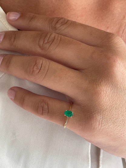 Anillo SOLTI  sencillo de esmeralda en oro amarillo de 14 ktes