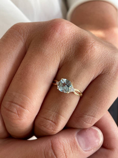 Anillo JARTUM con brillantes en oro amarillo de 14 ktes y Topacio azul