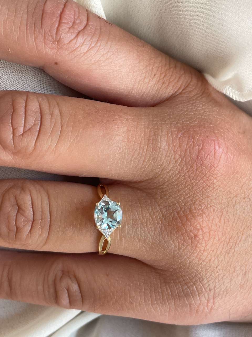 Anillo JARTUM con brillantes en oro amarillo de 14 ktes y Topacio azul