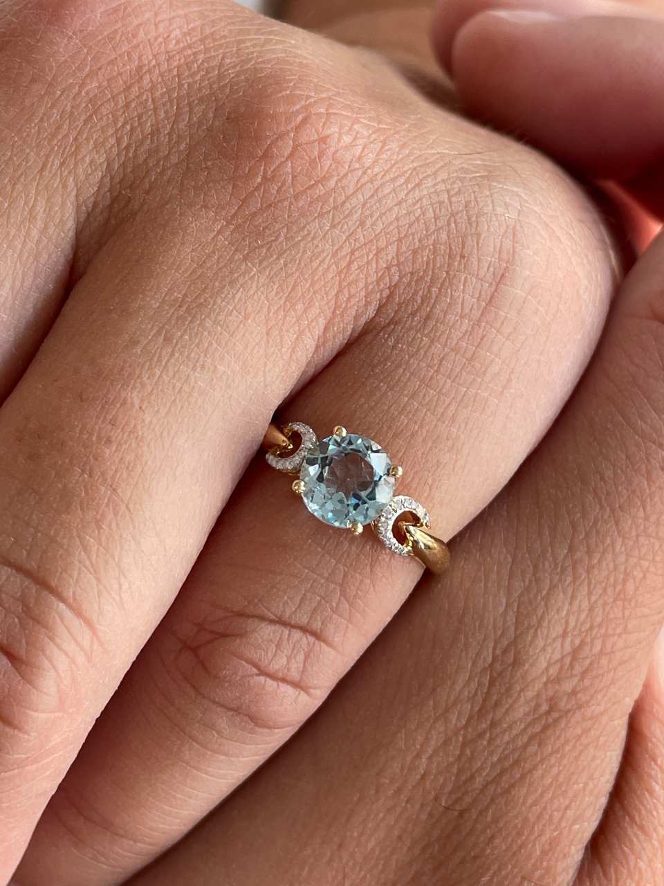 Anillo ASMAR topacio azul con brillantes en oro amarillo de 14 ktes
