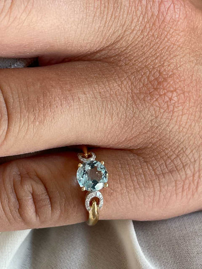Anillo ASMAR topacio azul con brillantes en oro amarillo de 14 ktes