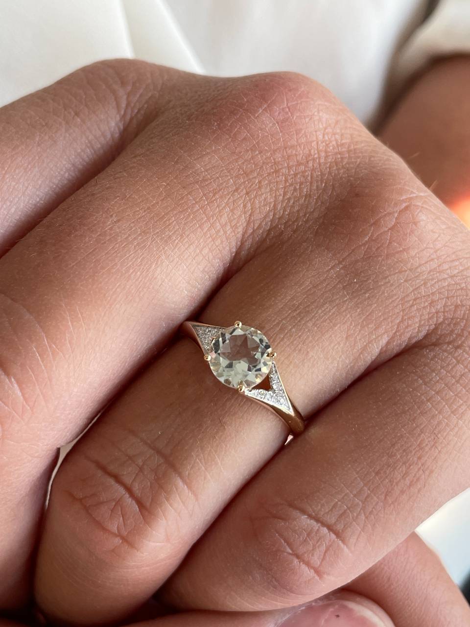 Anillo PIA amatista verde y brillantes en oro blanco y amarillo de 14 ktes