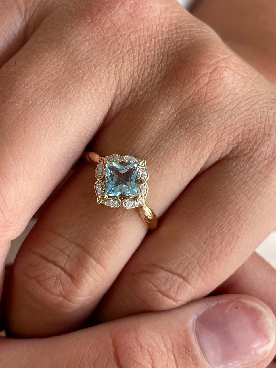 Anillo ALBASTRO topacio azul con brillantes en oro amarillo de 14 ktes