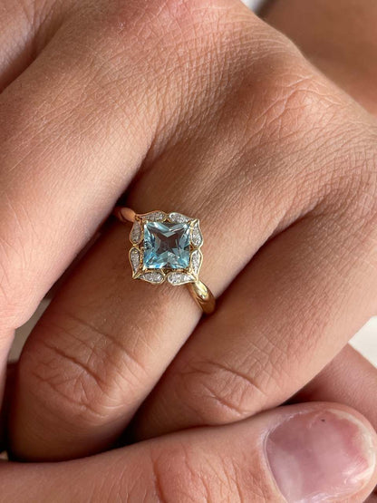 Anillo ALBASTRO topacio azul con brillantes en oro amarillo de 14 ktes
