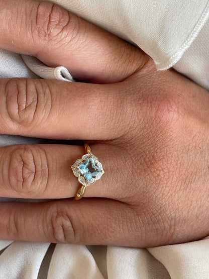 Anillo ALBASTRO topacio azul con brillantes en oro amarillo de 14 ktes