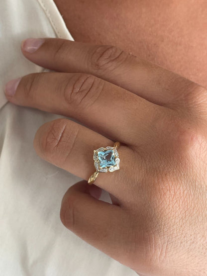 Anillo ALBASTRO topacio azul con brillantes en oro amarillo de 14 ktes
