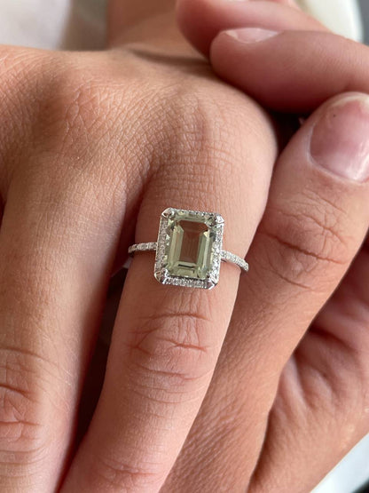 Anillo PLANDO con amatista verde y brillantes en oro blanco de 14 ktes