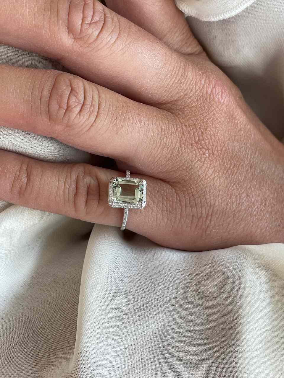 Anillo PLANDO con amatista verde y brillantes en oro blanco de 14 ktes