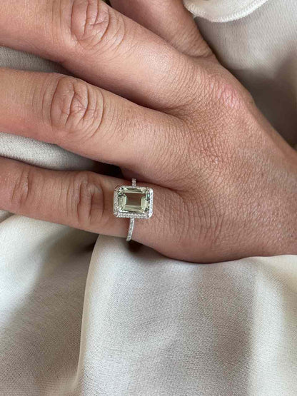 Anillo PLANDO con amatista verde y brillantes en oro blanco de 14 ktes
