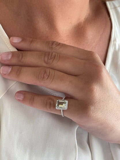 Anillo PLANDO con amatista verde y brillantes en oro blanco de 14 ktes