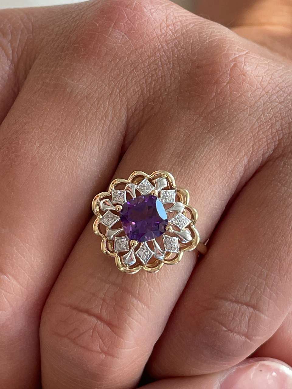 Anillo MAKO con amatista y brillantes en oro amarillo y blanco de 14 ktes