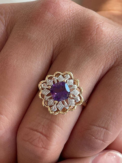 Anillo MAKO con amatista y brillantes en oro amarillo y blanco de 14 ktes