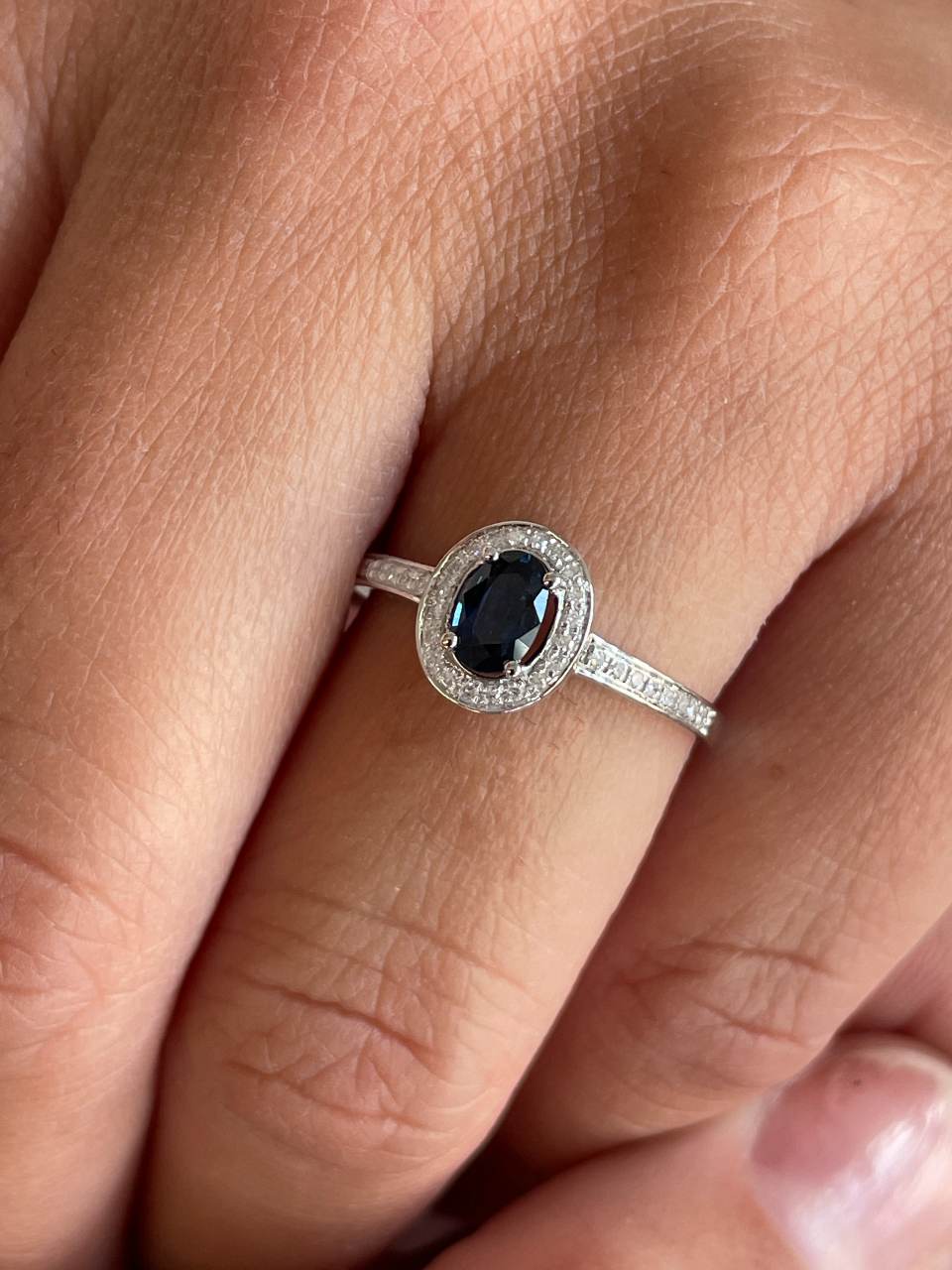 Anillo HALICA en zafiro oval con brillantes en oro blanco de 14 ktes
